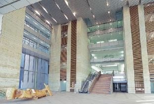 栃木県庁ロビー木ルーバー写真